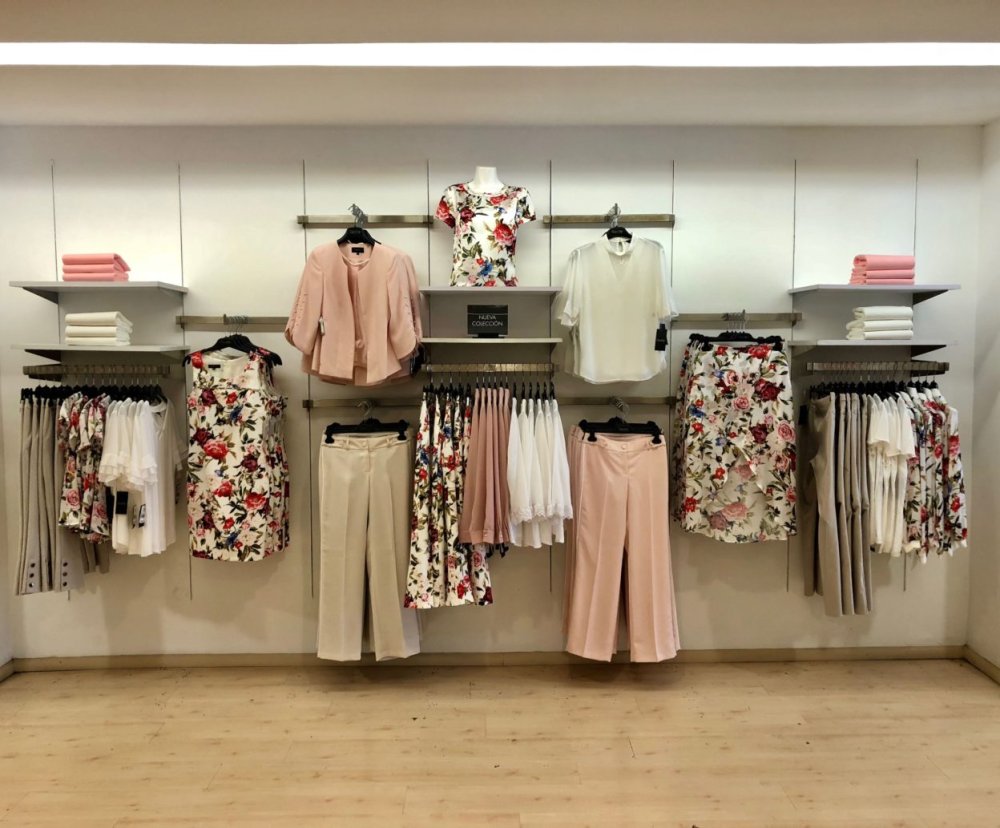 Развеска одежды в магазине