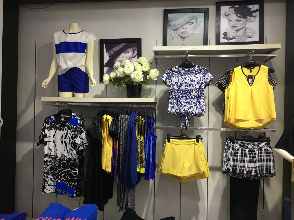 Развеска одежды в магазине