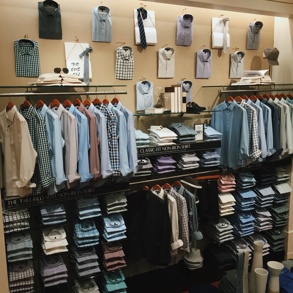 Развеска одежды в магазине