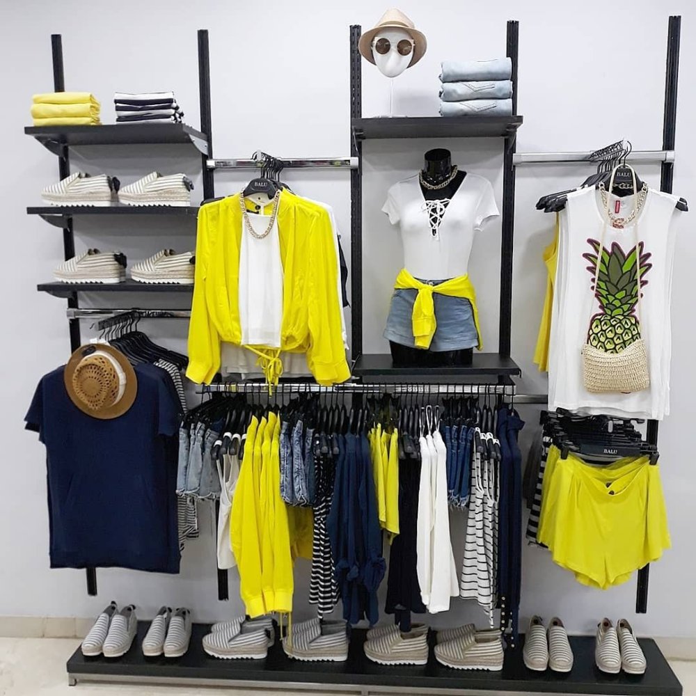 Выкладка одежды в магазине