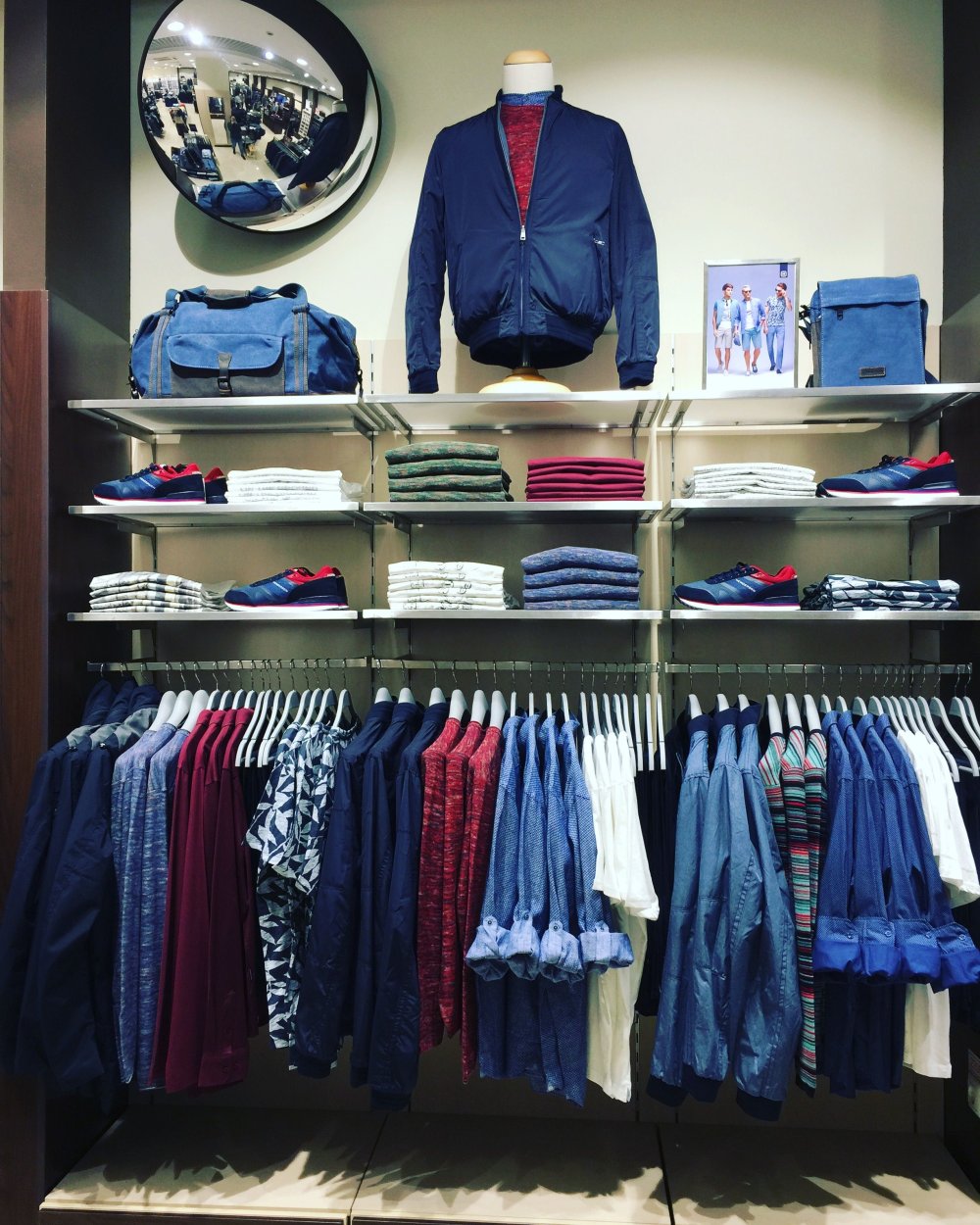 Развеска одежды в магазине