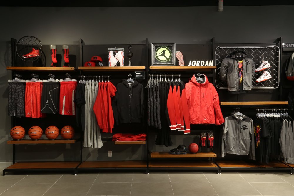 Витрина с футболками