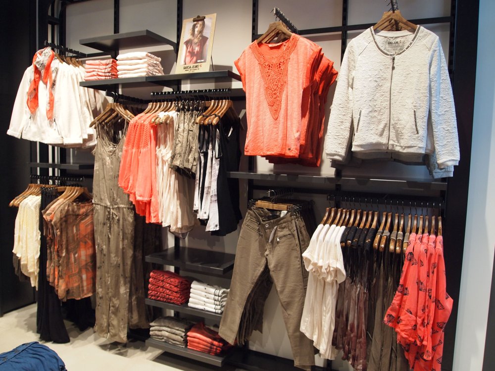 Развеска одежды в магазине