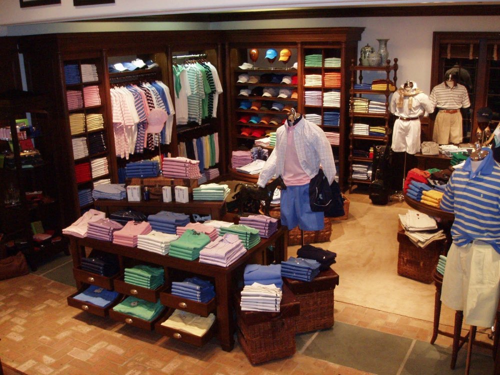 Выкладка одежды в магазине