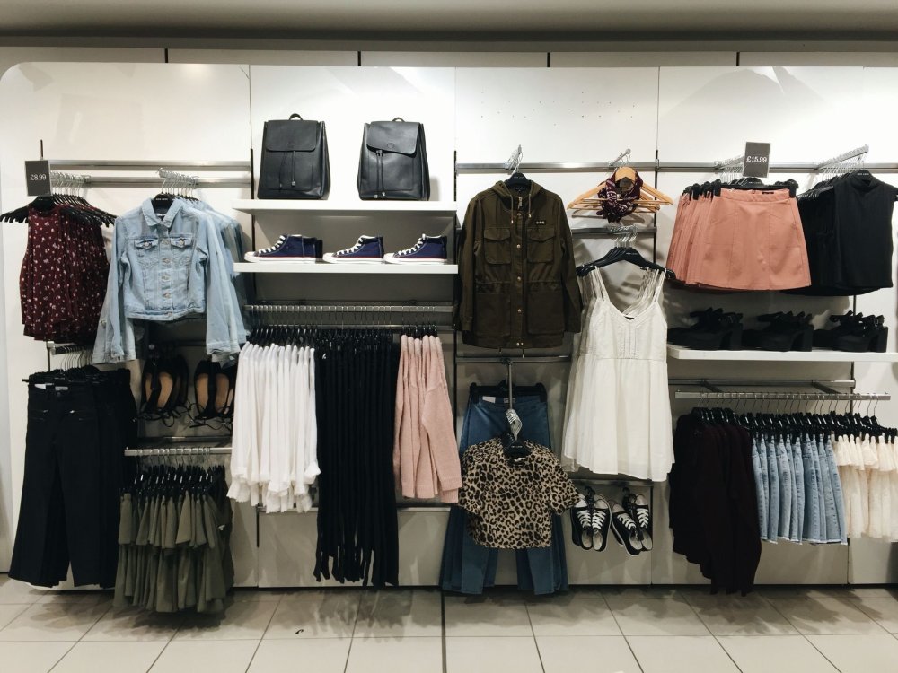 Фронтальная развеска одежды в магазине