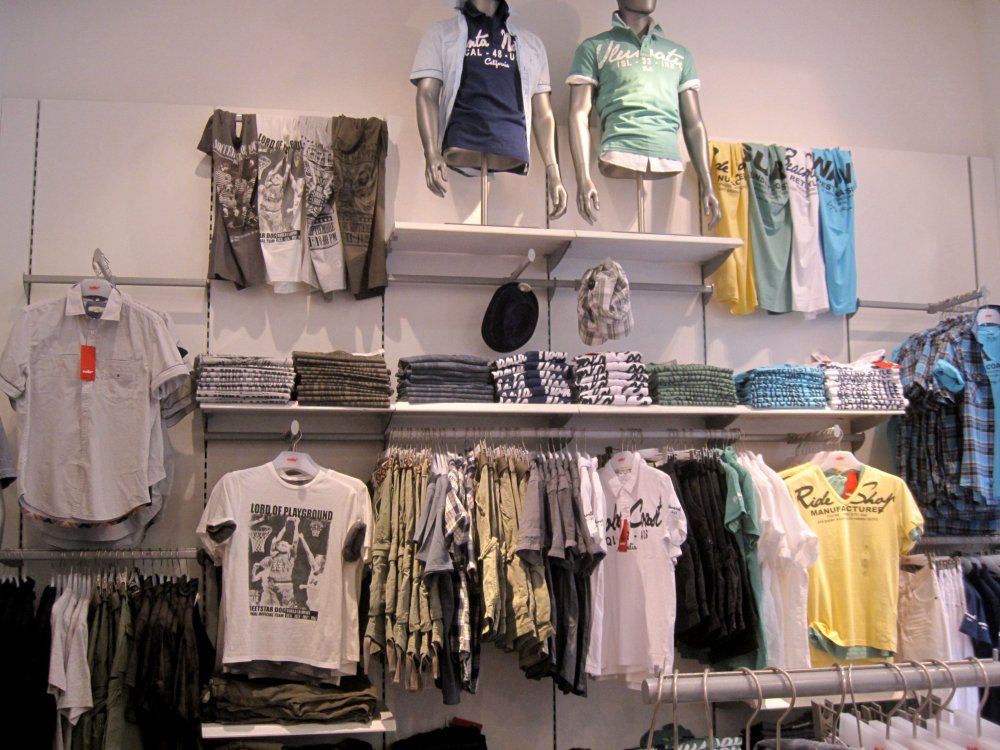 Развеска одежды в магазине