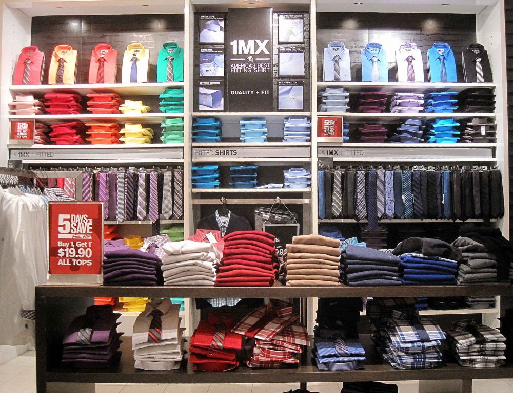 Выкладка одежды в магазине