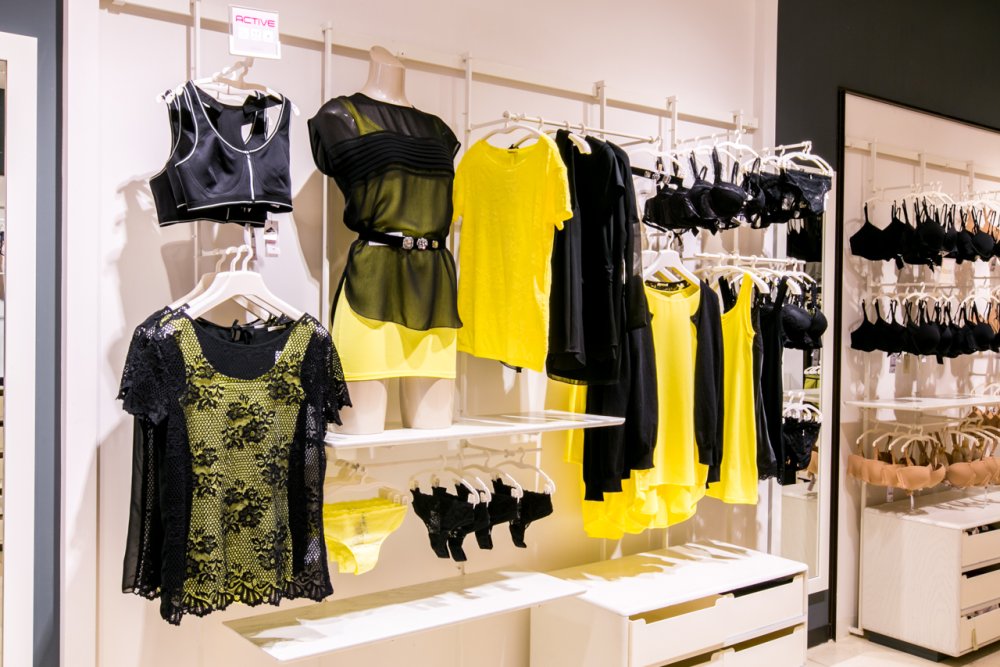 Развеска одежды в магазине