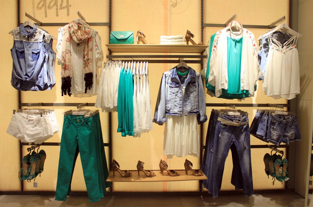 Развеска одежды в магазине