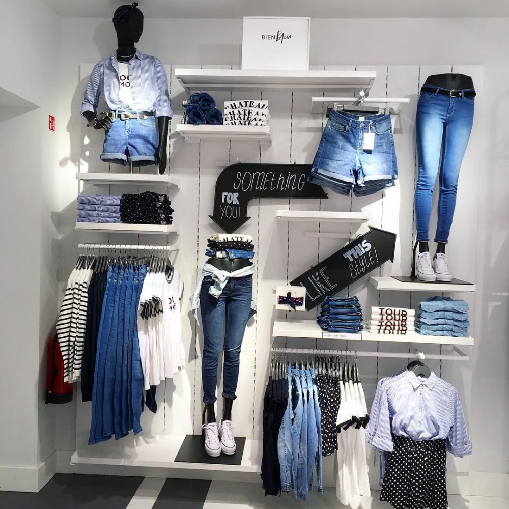 Выкладка одежды в магазине