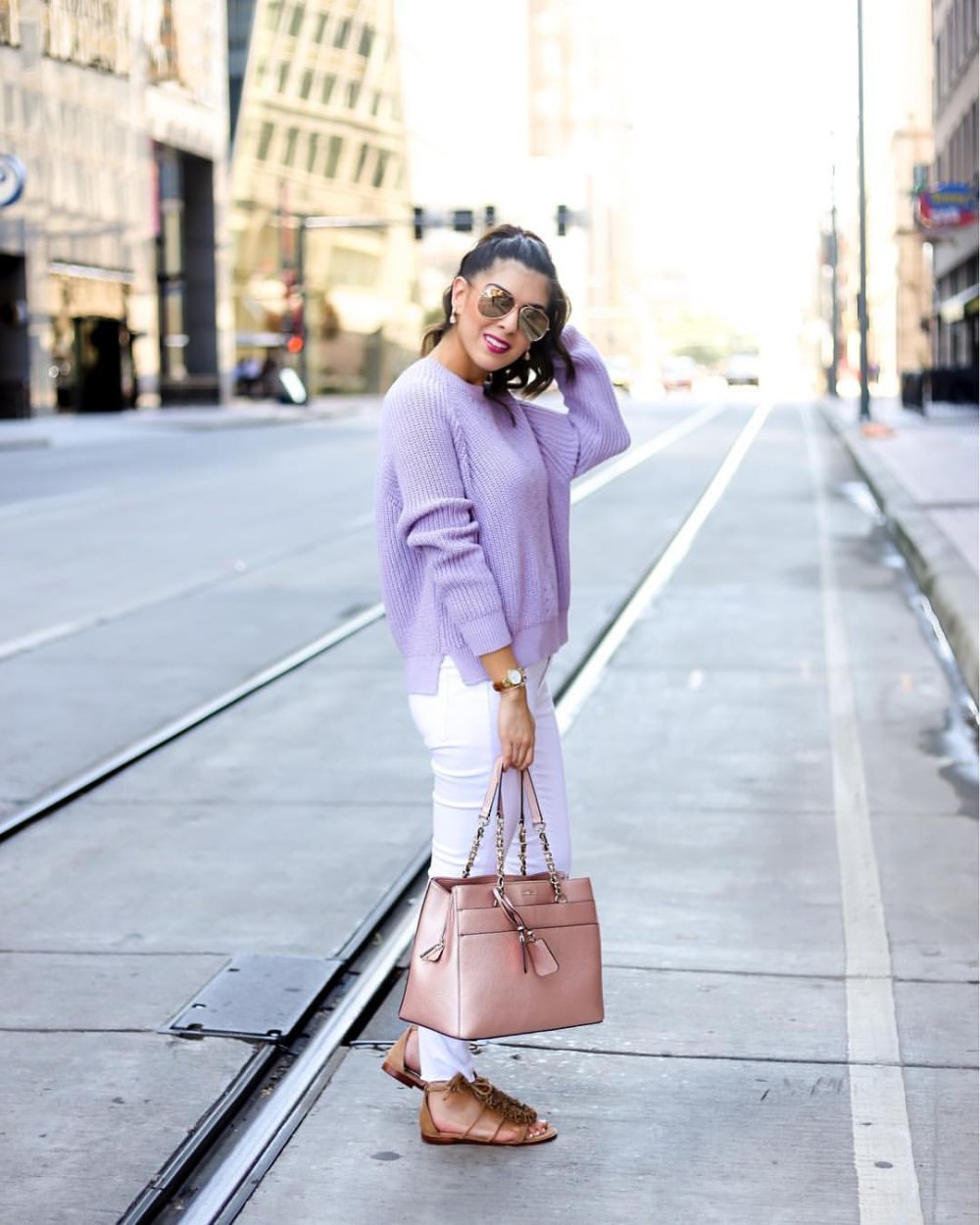Лавандовый свитер в стильных образах