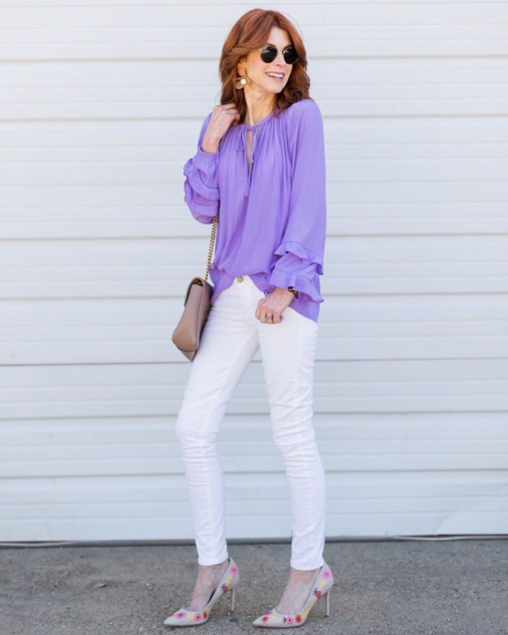 Белые джинсы и фиолетовая блуза