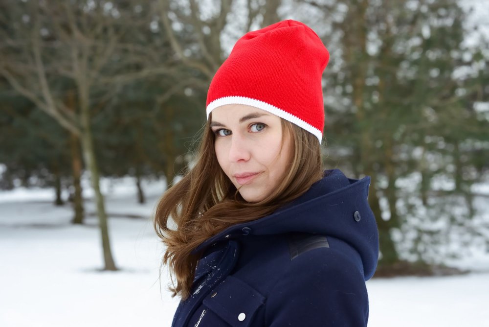 Шапка под красную куртку женскую