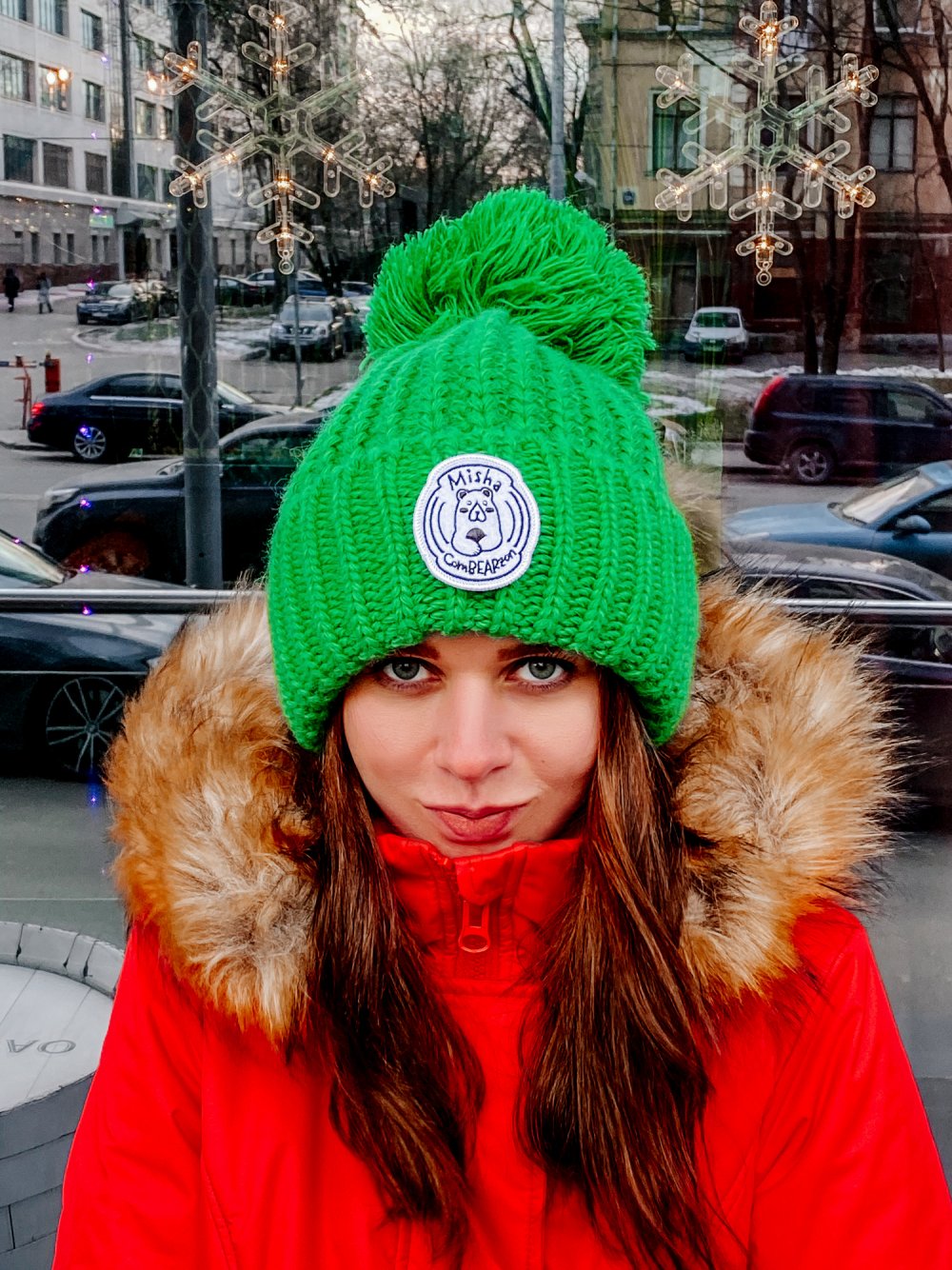 Красная шапочка в синей шапке