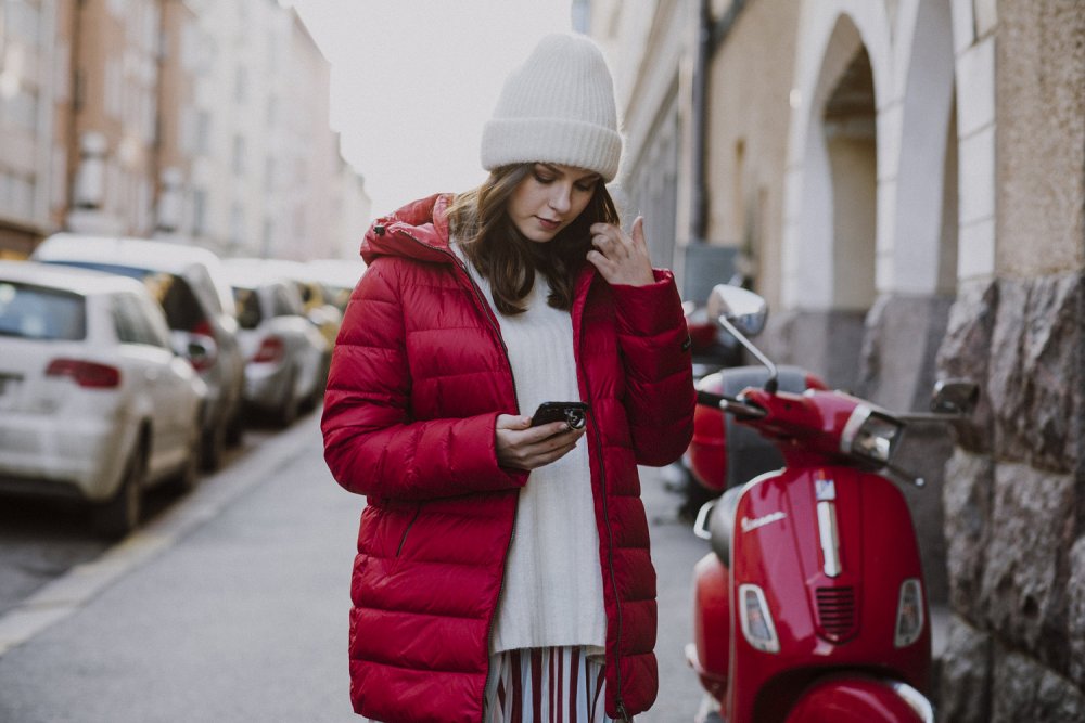 Красная куртка и синяя шапка