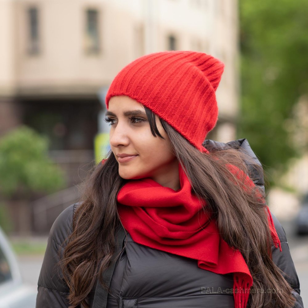 Шапка под бордовую куртку