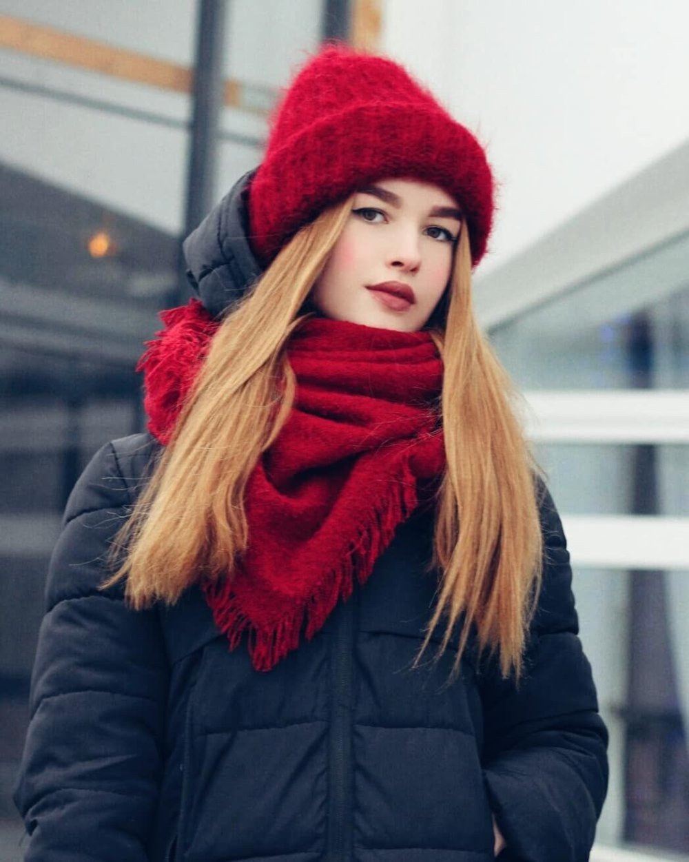 Шапка к красной куртке мальчика