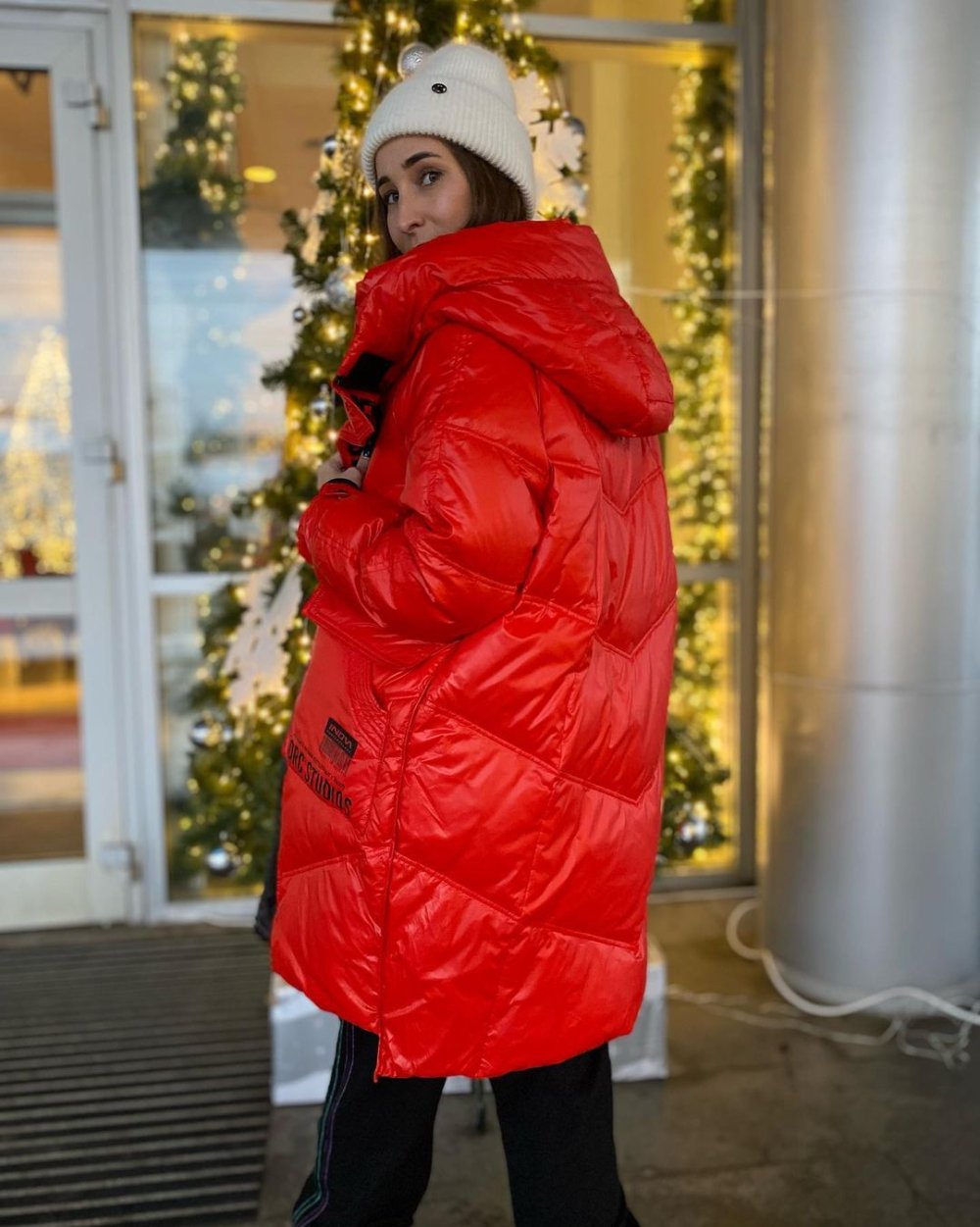 Шапка под красную куртку