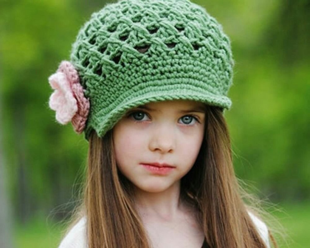 Модные вязаные шапки для девочек
