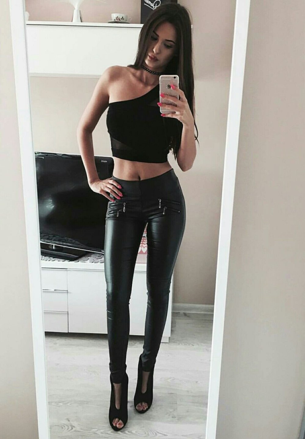 Госпожа в кожаных лосинах