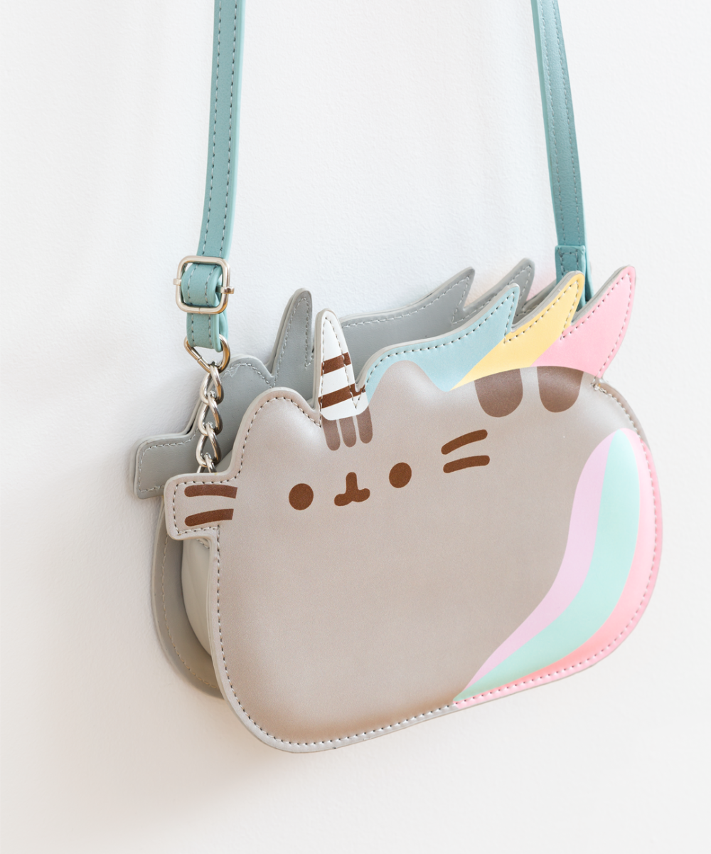 Стильная девушка с сумкой