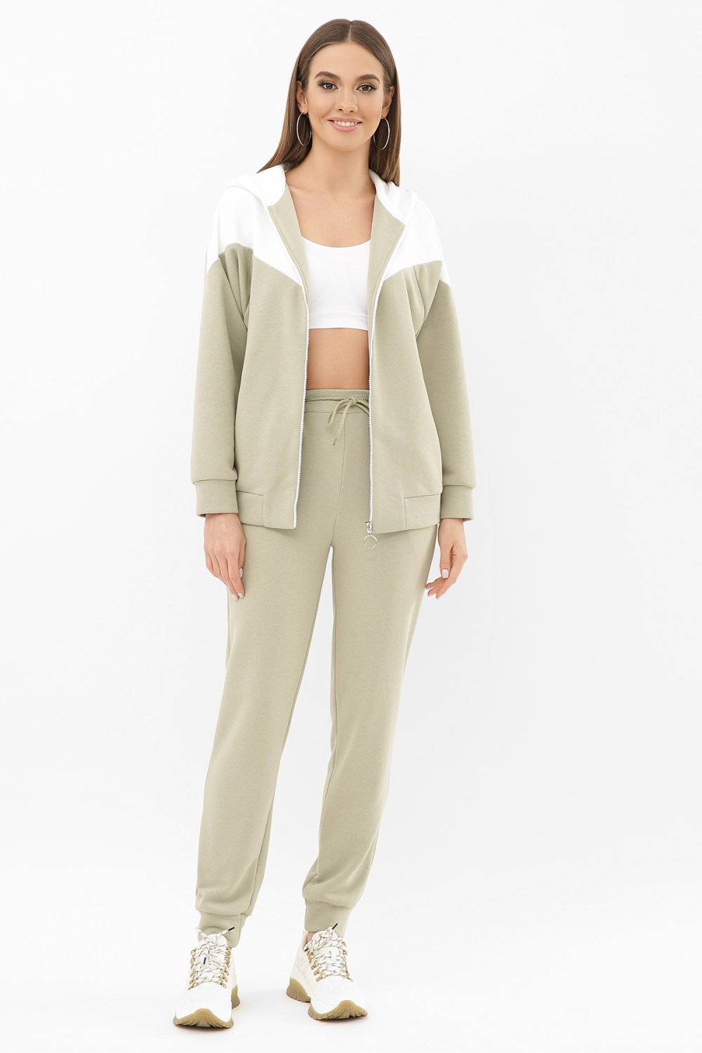 Оливковый костюм женский с рубашкой