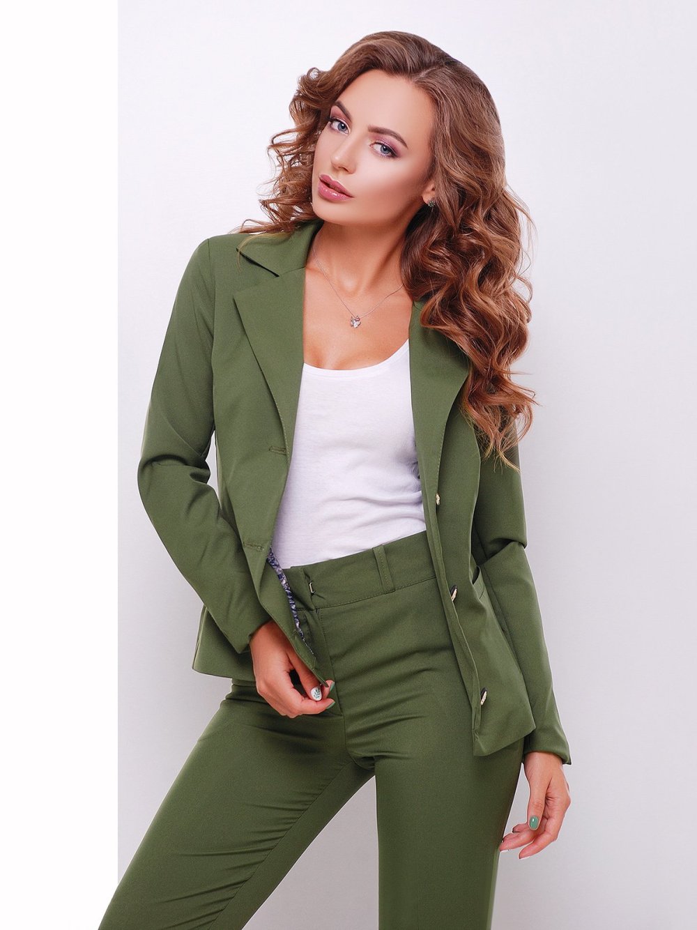 Костюм оливкового цвета женский