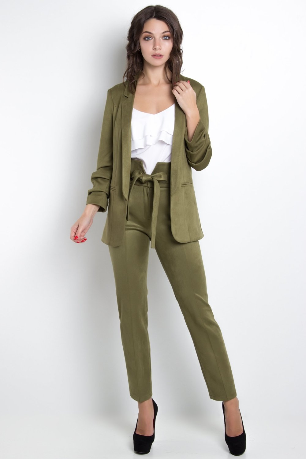 Оливковый костюм женский