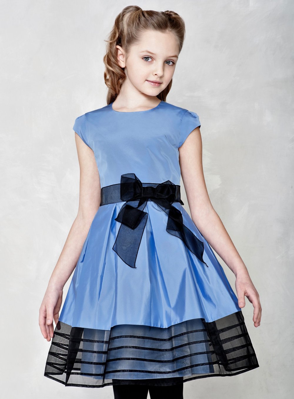 Женский хор в коротких юбках