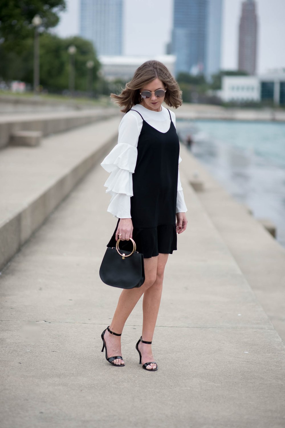 Черное платье с рубашкой поверх