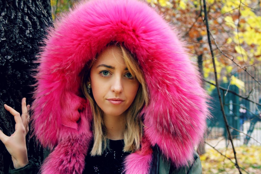 Зеленая парка с розовым мехом