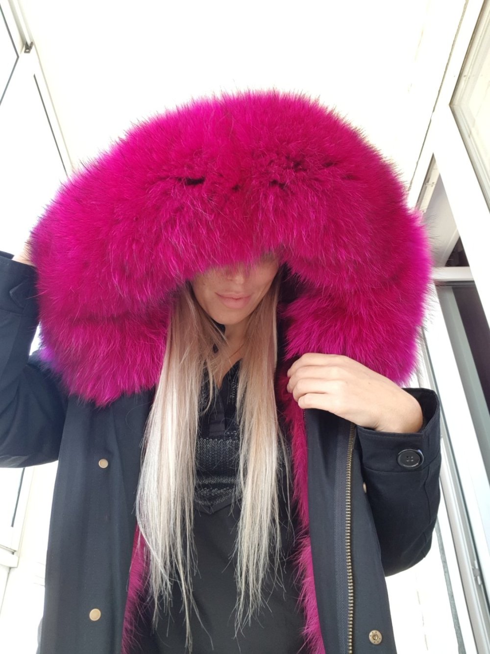 Черная куртка с розовым мехом