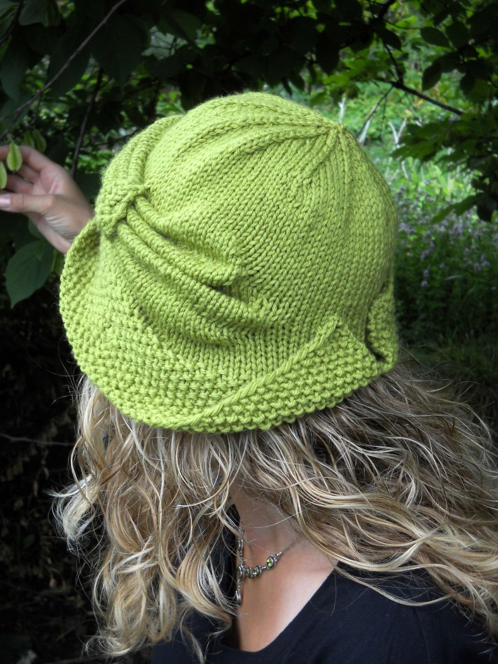 Необычная шляпка вязаная спицами