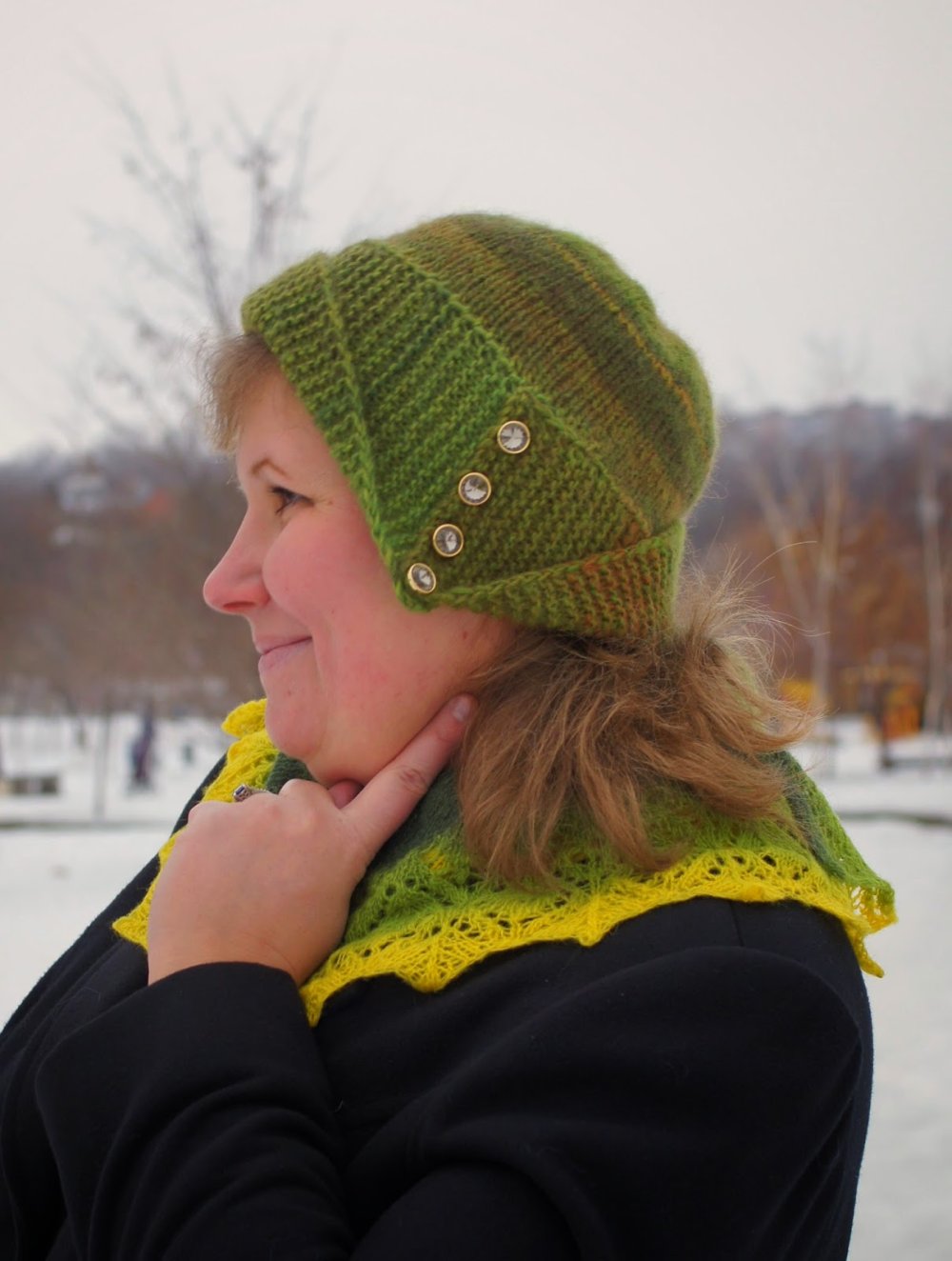 Шапка Робин Гуд спицами бордо