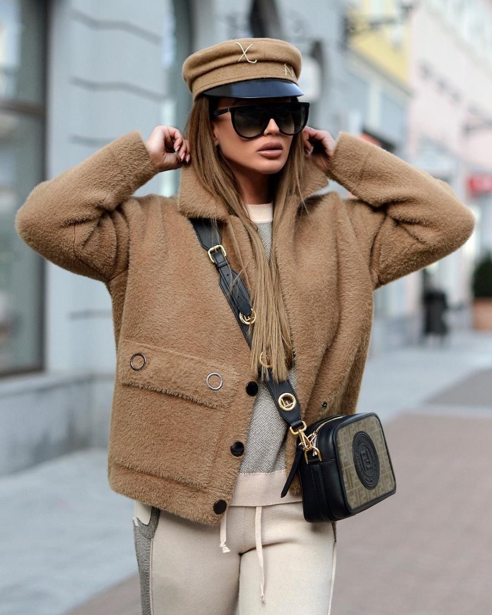 Бежевое и коричневое пальто