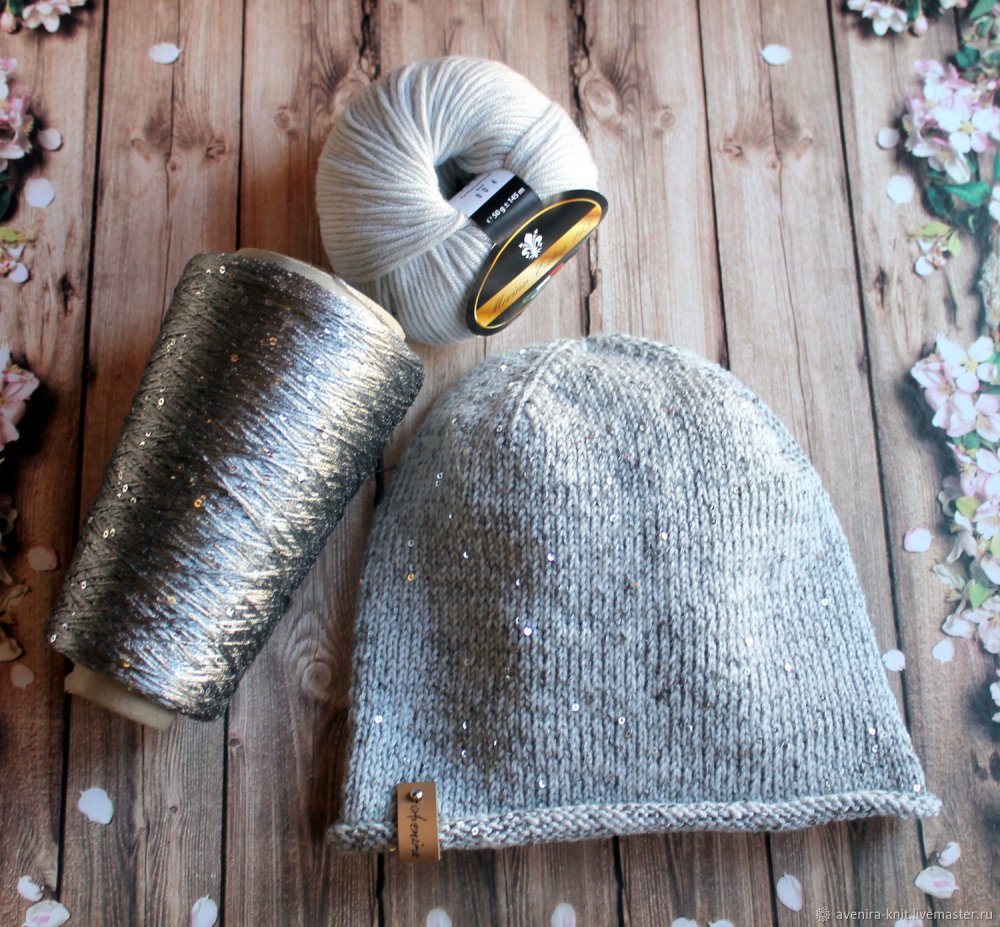 Серая шапка с пайетками