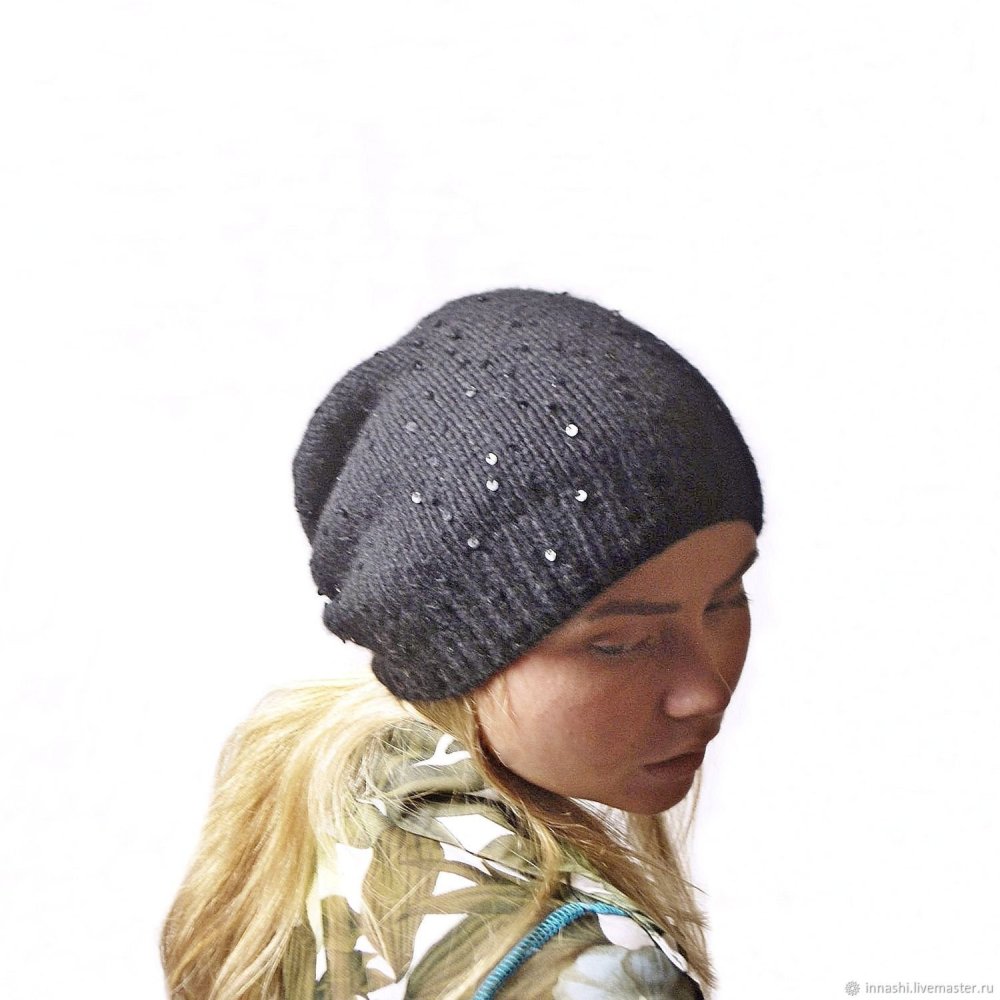 Шапка с пайетками спицами