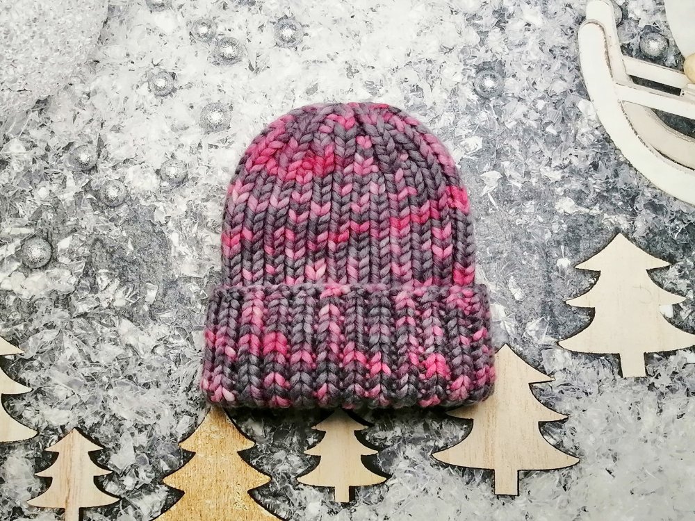 Вишневая шапка бини