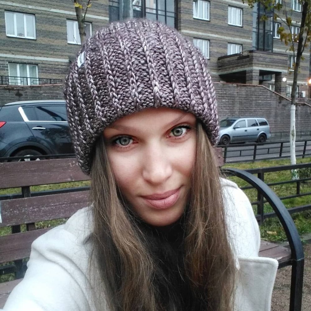 Шапка бини лицевой гладью