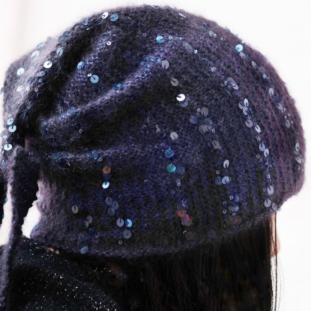 Вязаная шапка с пайетками