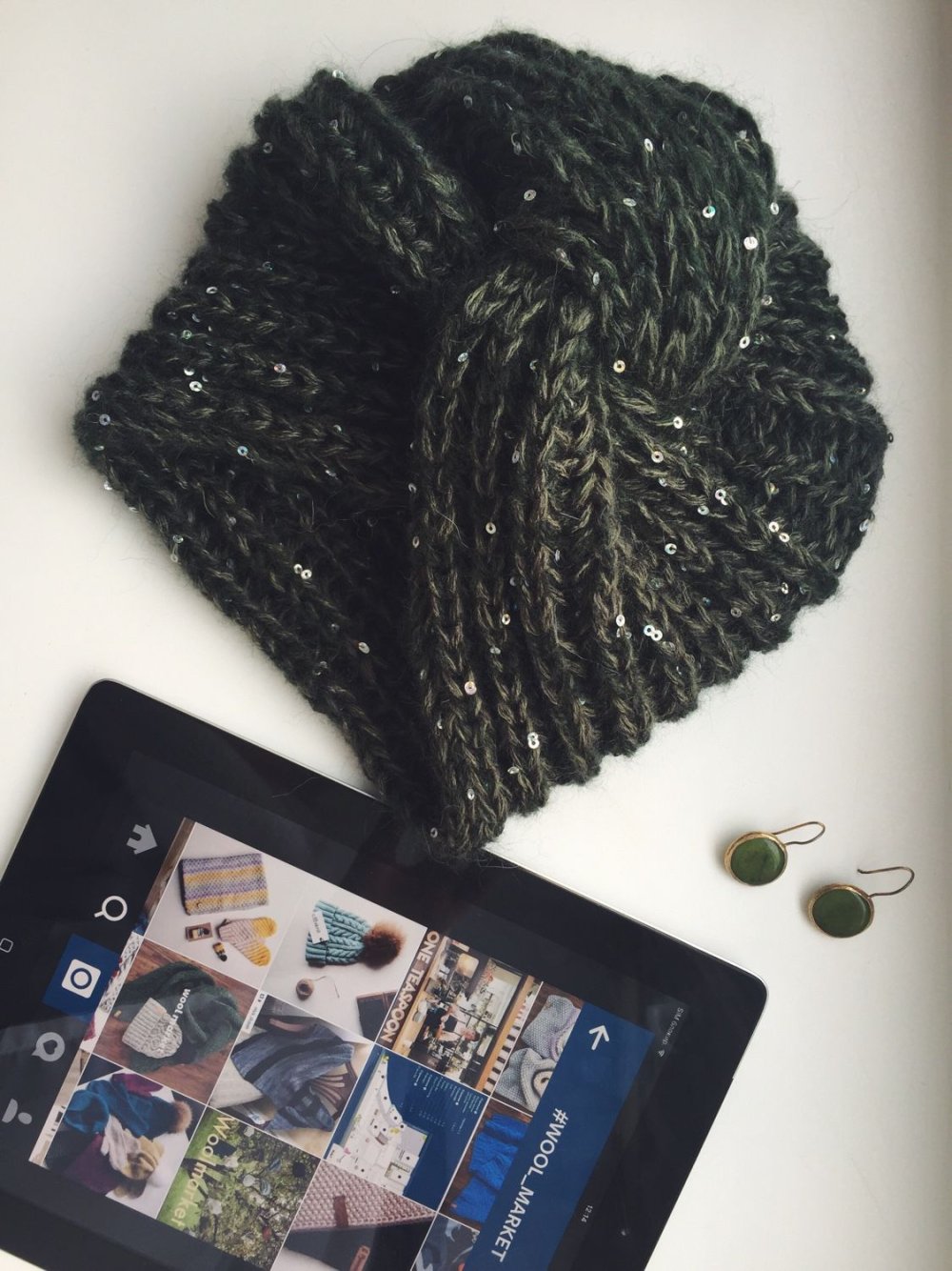 Шапка из пряжи с пайетками