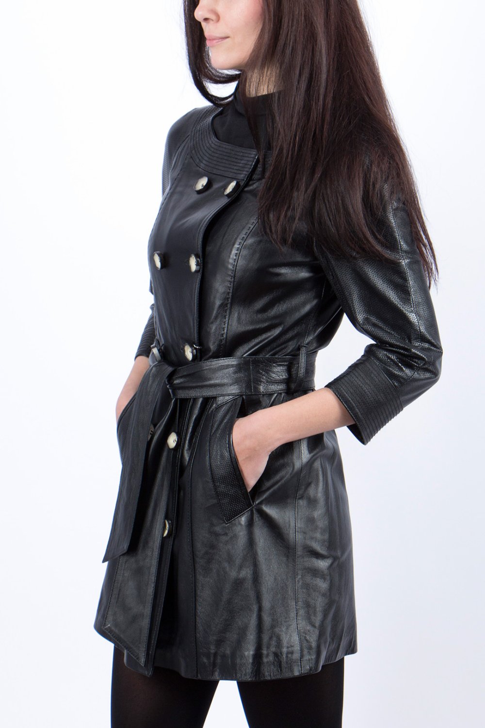 Полные женщины в кожаных плащах