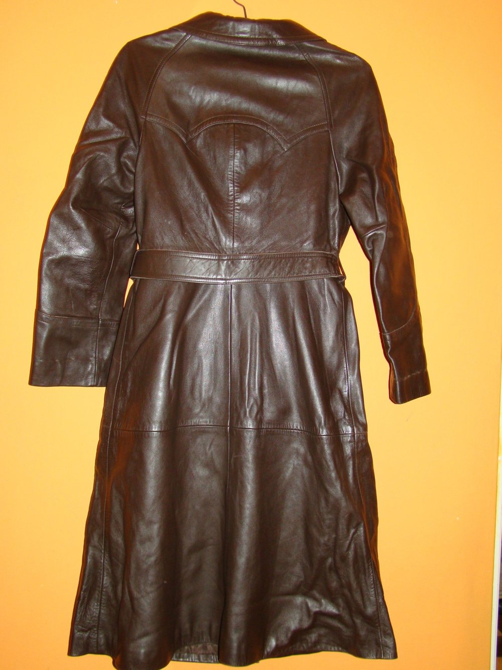 Бордовый кожаный плащ