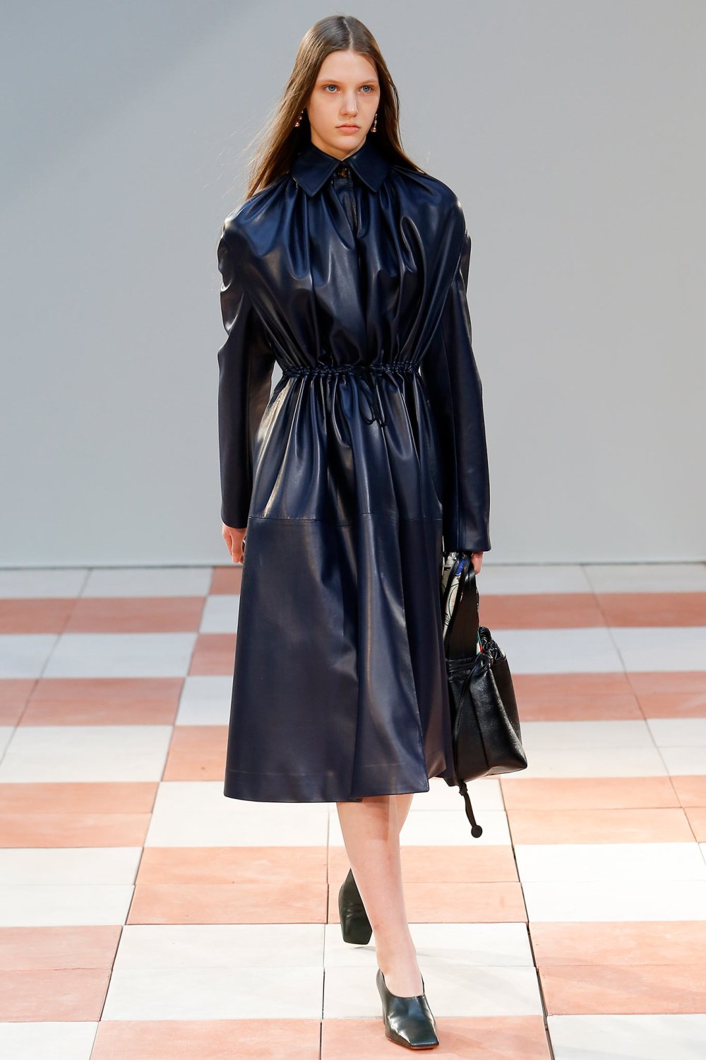 Полные женщины в кожаных плащах