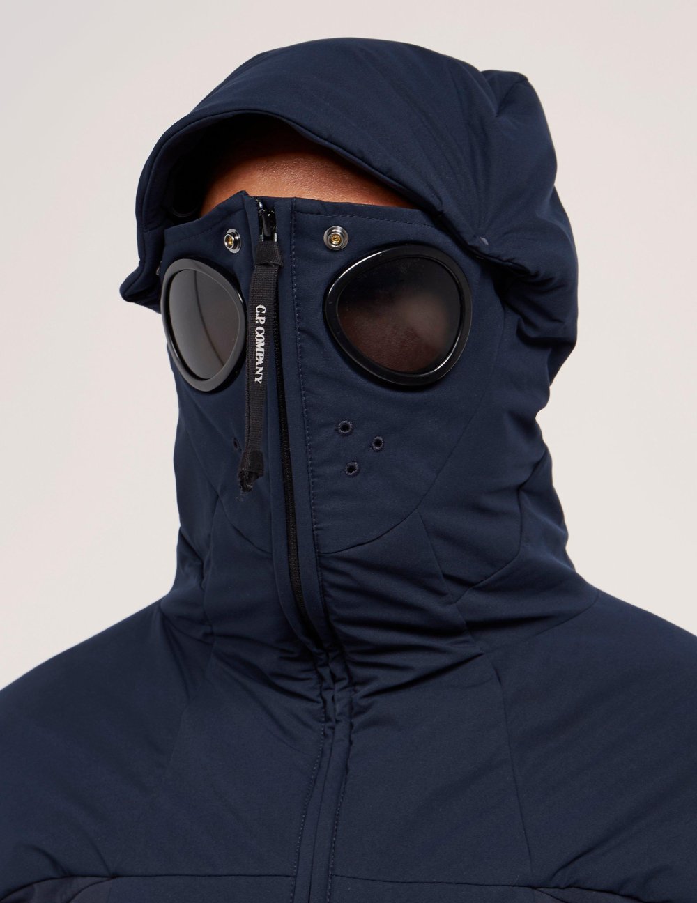 Блондинка в куртке