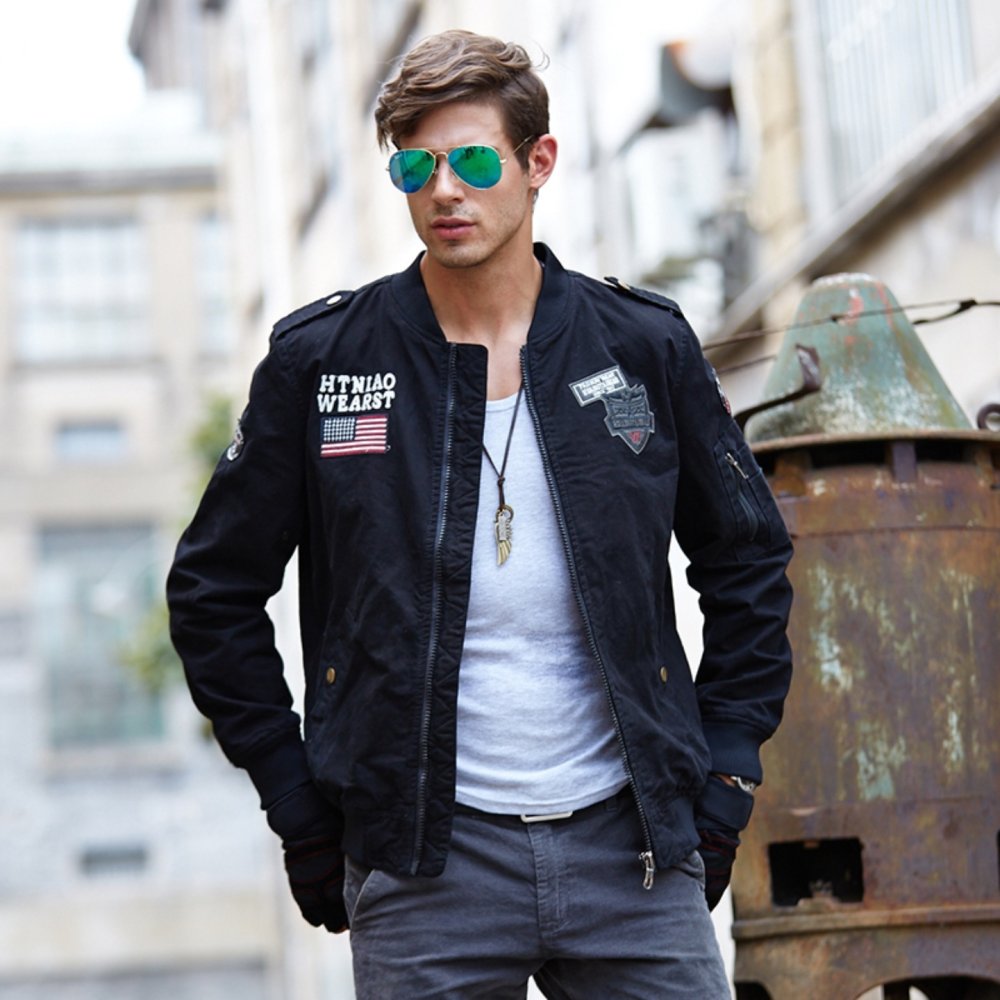 Девушка в черной куртке с капюшоном