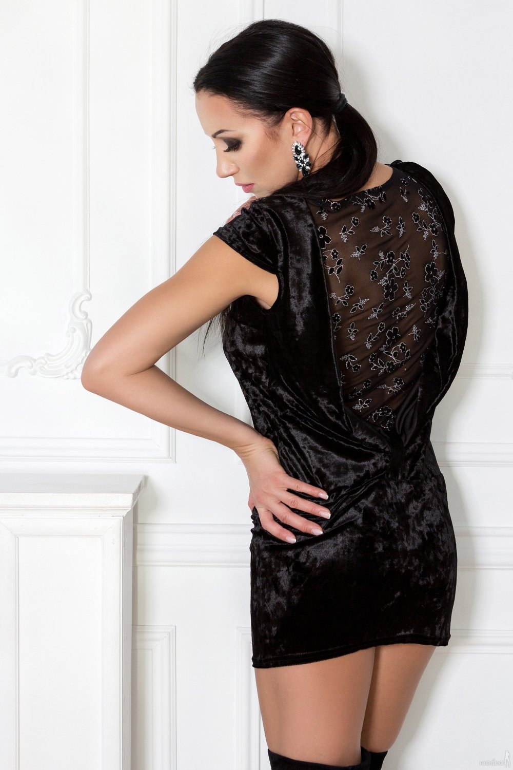 Платье из бархата и кружева