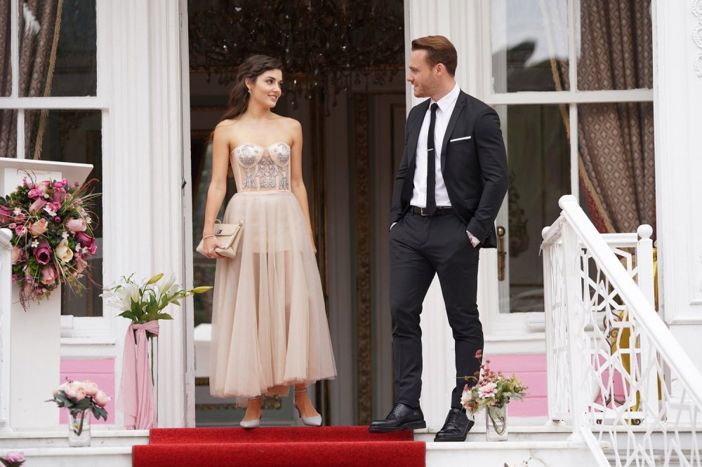 Девушка в желтом платье