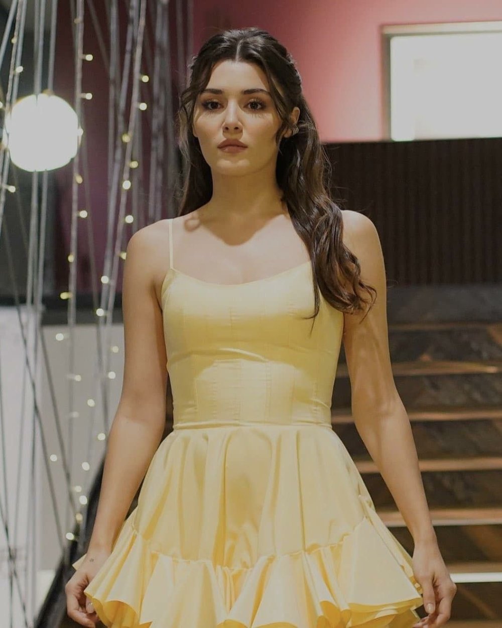 Платье Эды Йылдыз черное с бретелями цыпочками Постучись в мою дверь