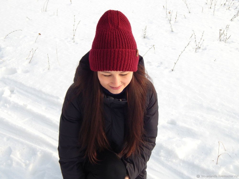 Вязаная шапка с красивой макушкой
